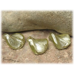Olivgrn ljus vriden silverfoil prla ca 18x15 mm