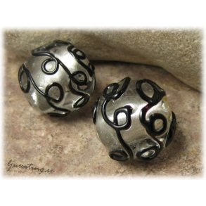 Stor rund silverfoil prla med svart slinga ca18mm