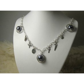 Kedja med berlocker  o shell pearls / design Anna