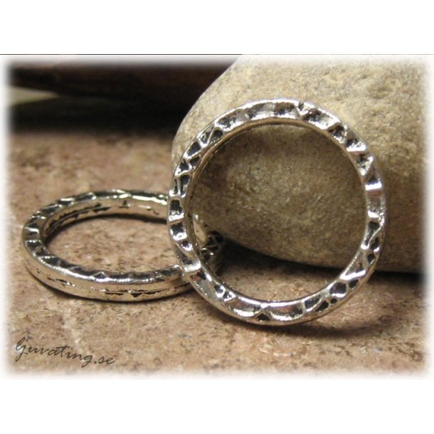 Mnstrad kraftig ring i metall ca 22 mm