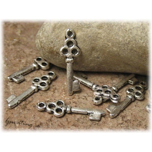 Berlock nyckel i metall ca 22x7 mm
