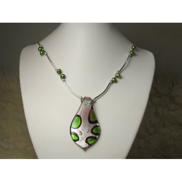 Halsband med grnt hnge / design Anna