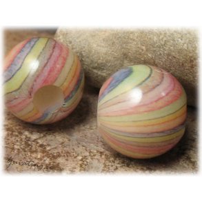 Stor flerfrgad smalrandig prla i syntet ca 20 mm