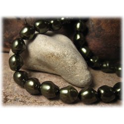 Grn vaxad glasprla ca 13x12 mm