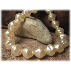 Antikvit vaxad glasprla ca 13x14 mm