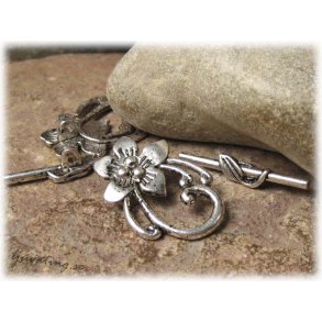 Toggle ls blomma i tibetsilver ca 30x20 mm