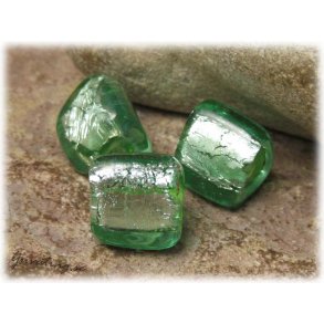 Trekantig lime grn silverfoil prla ca 12x12 mm