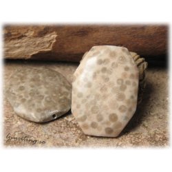 Jaspis flckig stor flat oval sten ca 42x32 mm