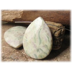 Grnmelerad sten facetterad toppborrad droppe ca 40x30 mm