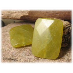 Grn facetterad rektangel serpentine ca 40x30 mm