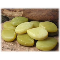 Grn facetterad droppe serpentine ca 40x28 mm