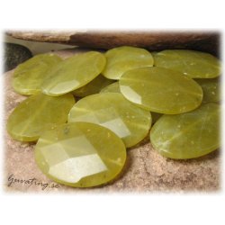 Grn facetterad oval serpentine ca 40x30 mm