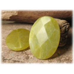 Grn facetterad oval serpentine ca 40x30 mm