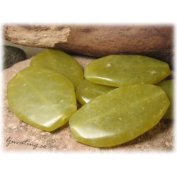 Grn oregelbunden stor serpentine ca 60x37 mm