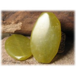 Grn oregelbunden stor serpentine ca 60x37 mm