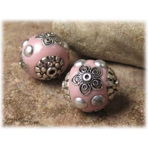 Rosa prla med detaljer i metall ca 19 mm