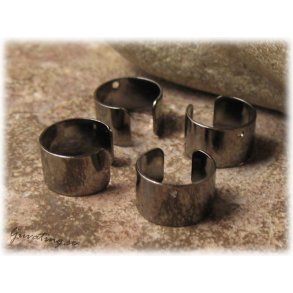 Ear cuff i hematitsvart metall ca 10x6 mm