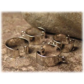 Ear cuff i platinafrgad metall med gla ca12x5 mm