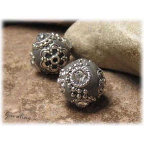 Grå pärla med metalldetaljer och clear strass