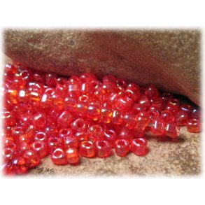 Miyuki triangel rose ruby 8/0