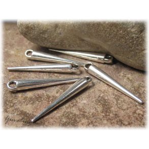 Spikes i silverfrgad metall ca 34x5 mm