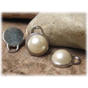 Berlock med prla i syntet ca 21x17 mm