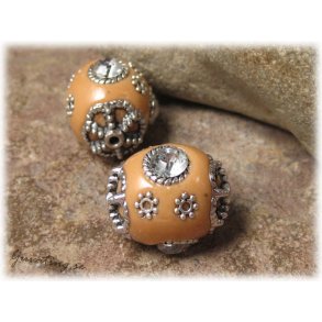 Kolabrun prla med metalldetaljer och clear strass