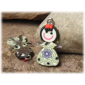 Berlock docka i fimo grn klnning ca 27x18 mm