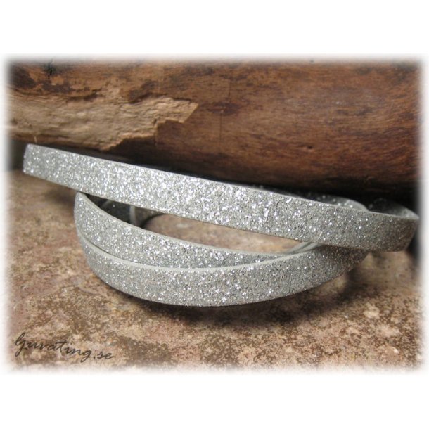 Silverglittrigt platt band fusklder bredd ca 7 mm