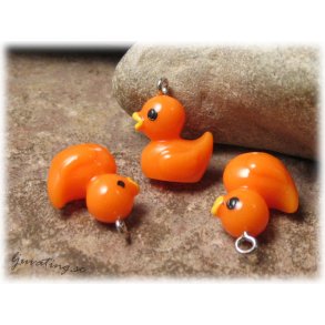 Berlock orange anka i syntetmaterial ca 20x16 mm