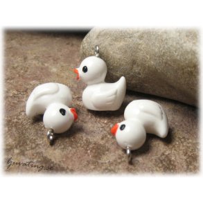 Berlock vit anka i syntetmaterial ca 20x16 mm