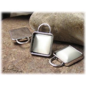 Berlock med vit cats eye prla ca 21x15 mm