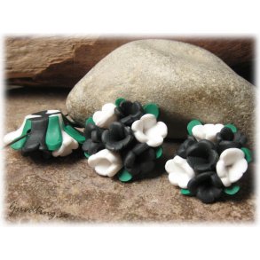 Fimoprla vit svart flerblommig blomma ca 25x15 mm