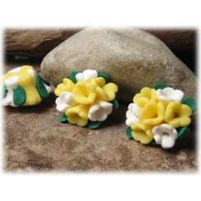 Fimoprla vit gul flerblommig blomma ca 25x15 mm