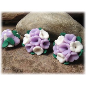 Fimoprla vit lila flerblommig blomma ca 25x15 mm