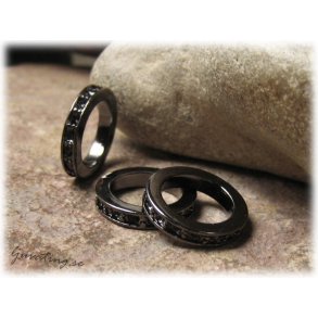 Sluten ring med strassmnster svart ca 16 mm