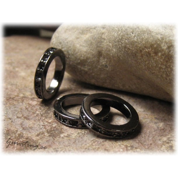 Sluten ring med strassmnster svart ca 16 mm