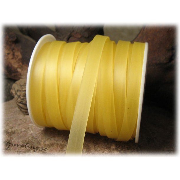 Platt gult band i gummi 1 meter bredd ca 8 mm