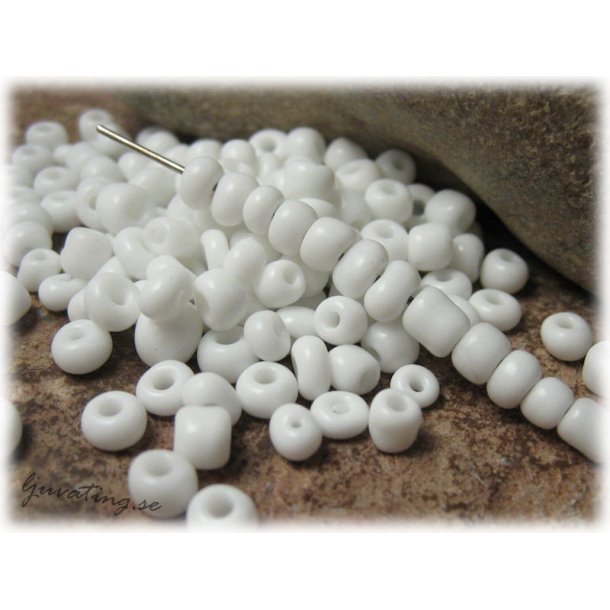 Seed beads vit opak  i glas 6/0 ca 4 mm