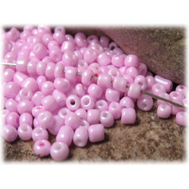 Seed beads opak rosa storlek  8/0 ca 3 mm