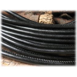 Svart lderimitation med sm tjocklek ca 5,5 mm