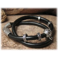 Svart lderimitation med sm tjocklek ca 5,5 mm