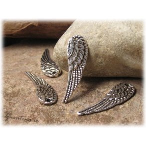 Berlock vinge med hl i antik silver ca 30x9 mm