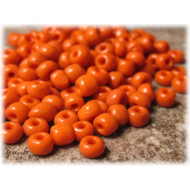 Seed beads opaka orangerd storlek 6/0 ca 4 mm