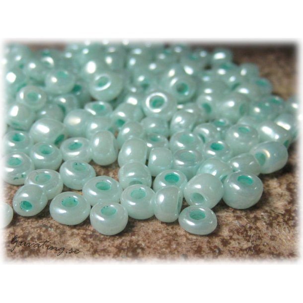 Seed beads i glas ceylon aquagrn storlek 6/0 ca 4 mm