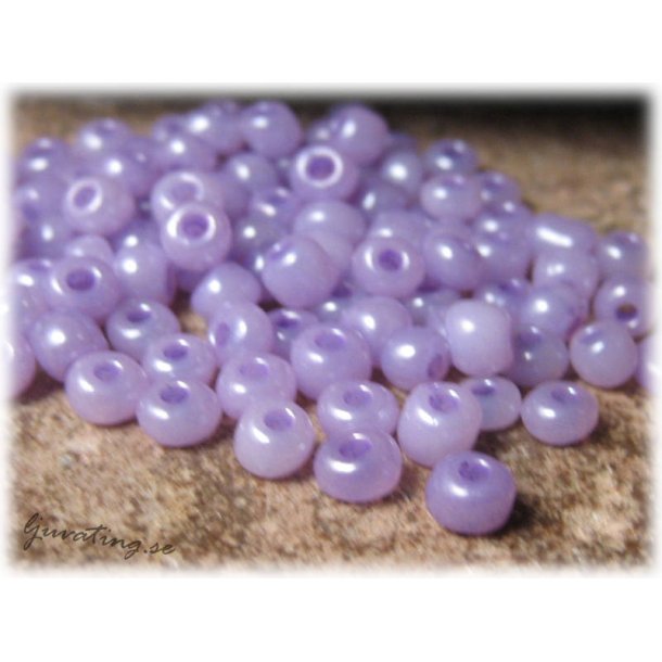 Seed beads i glas ceylon lavendel storlek 6/0 ca 4 mm