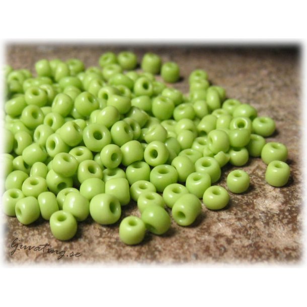Seed beads opak ljusgrn storlek 8/0 ca 3 mm