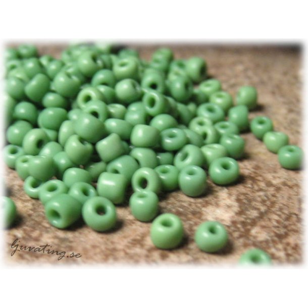 Seed beads opak grn storlek 8/0 ca 3 mm