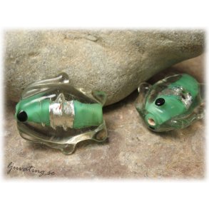 Ljusgrn stor silverfoil fisk ca 26x24 mm