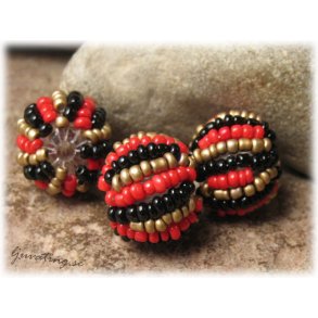 Prlboll i syntet m seed beads rd/svart ca 18 mm